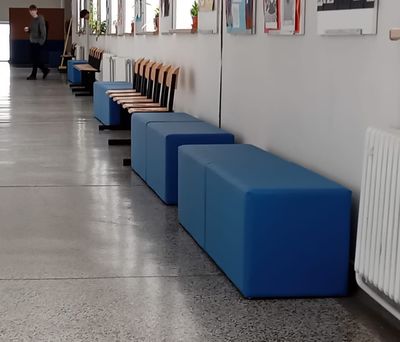 Čalouněné taburety s opěradlem a s logem školy Čalouněné taburety s opěradlem a s logem školy