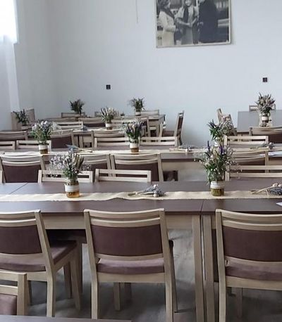 Nábytek pro kultruní domy židle a stoly Židle a stoly pro kultruní domy