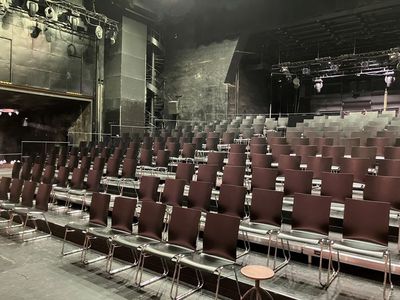 Kovové židle s možností stohování a spojování do řady