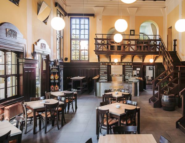 Dřevěné židle do restaurace s logem provozovny Dřevěné židle do restaurace s logem provozovny