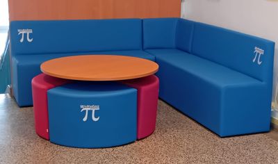 Čalouněné taburety s opěradlem a s logem školy Čalouněné taburety s opěradlem a s logem školy